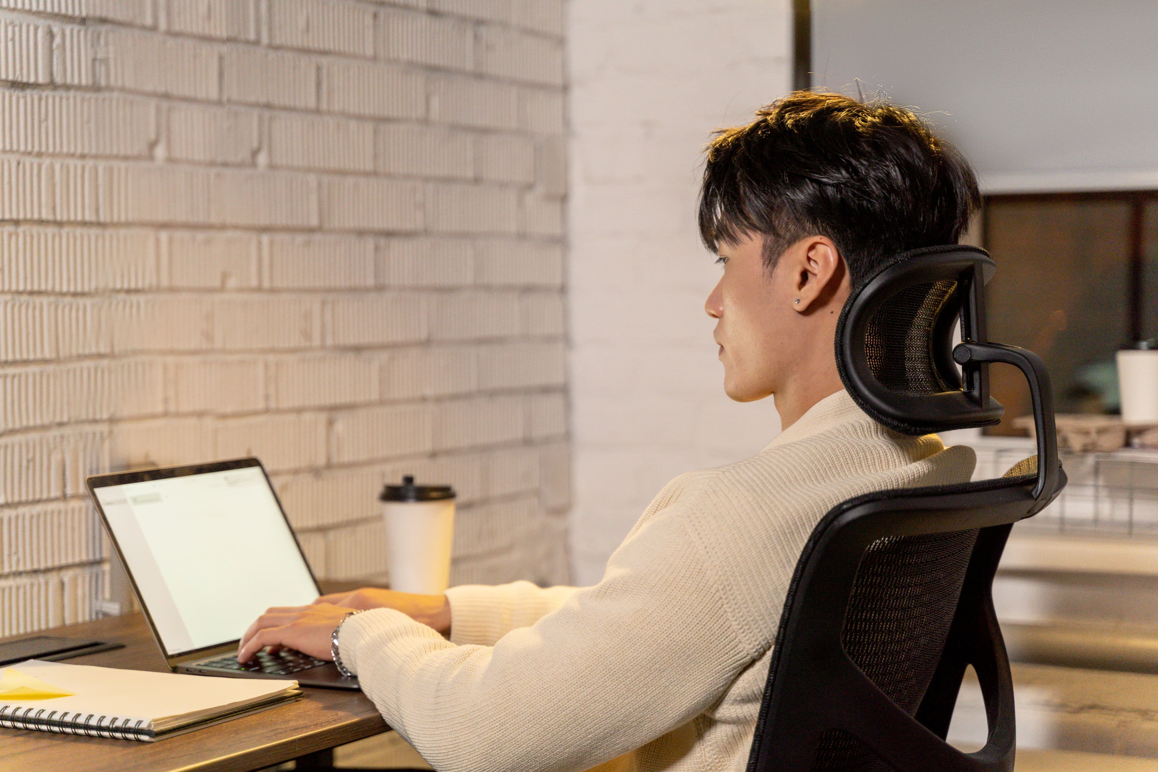 ท่านั่งทำงาน โต๊ะเก้าอี้